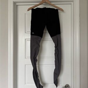 Alo Yoga Black and Gray Leggings